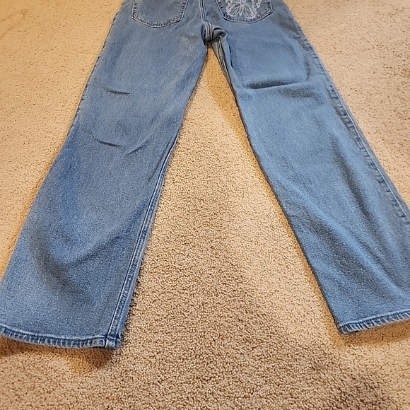 Hollister Ultra High-Rise Dad Jeans With Butterfly Design. Waist 27 L 31 - Picture 7 of 7
